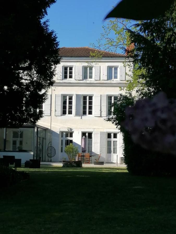 Bed and Breakfast H De Surgères Exterior foto