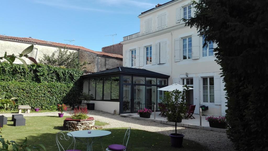 Bed and Breakfast H De Surgères Exterior foto