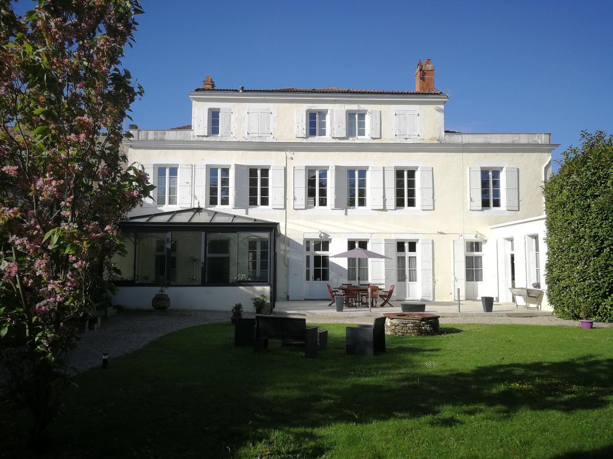 Bed and Breakfast H De Surgères Exterior foto